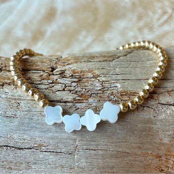 Handmade 14k gold filled stretch shell clover bracelet - Picture 1 of 9